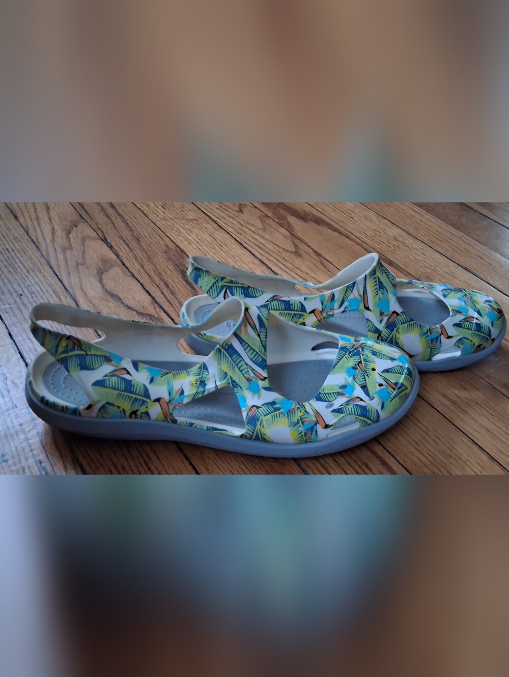 Crocs Swiftwater Wave - Women's Tropical Print Slip on Flats Sandals. Size 7